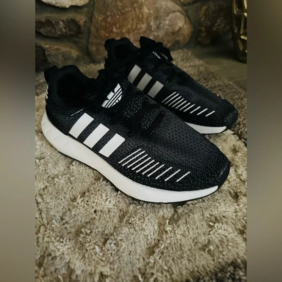 ADIDAS swift run 22 running shoes. Size 6. Excellent condition. - Picture 3 of 8